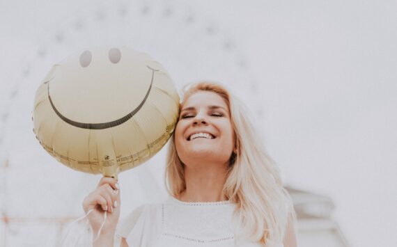 How To Become Positive: Guide To Help You Be Optimistic To Lead A Happier Life In 5 Steps